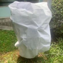 Een plant antivrieshoes, non-woven plant antivrieshoes bedekt met struiken in de winter (1,4 * 2m met rits en trekkoord)