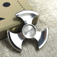 Reiner Stahl Dreiblatt Sichel Axt Hand Fidget-Spinner Finger Spinner Fingerspitze Gyroskop Rotate 5-7 Minuten