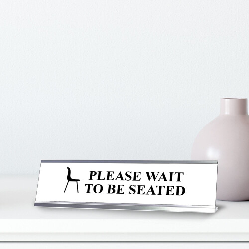 Cartello da scrivania con cornice marrone e argento "Please wait to be seated" (2x8"") 1