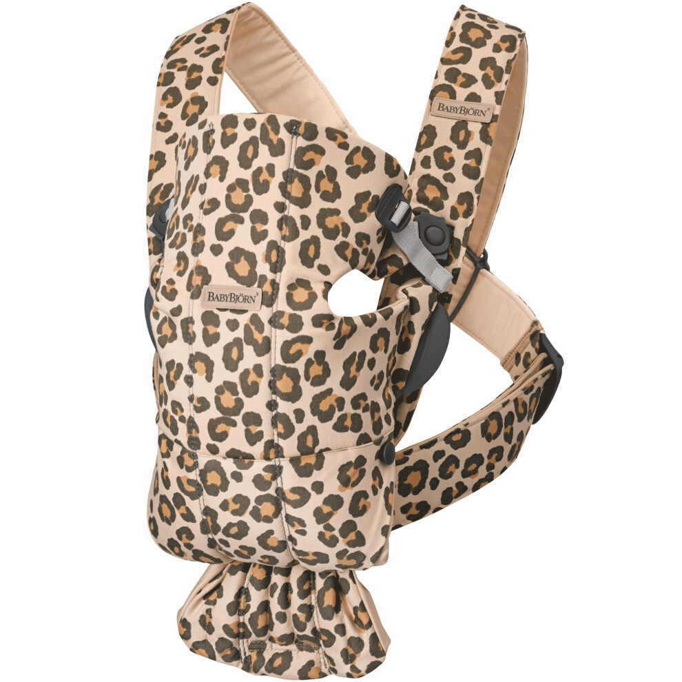Porte-b?b? Mini BabyBj?rn en coton, couleur Beige/Leopard, 1 pi?ce - Confort et style pour b?b?.