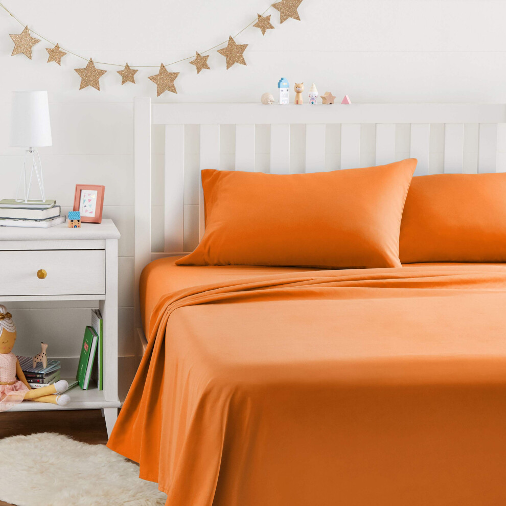 Parure de lit 4 pi   ces en microfibre l   g   re et douce pour enfants Amazon Basics, couleur unie, orange vif