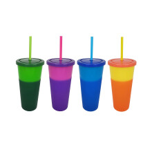 Essential Drinkware 24 uncje Kubki natychmiastowo zmieniajace kolor Zestaw 4 plastikowych kubkw wielokrotnego uzytku z nakrecanymi pokrywkami i kolo