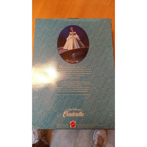 Mattel Barbie como la Cenicienta de Disney 1
