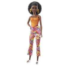 Barbie Fashionistas -nukke #198 Petite kiharamustilla hiuksilla Retro-kukkavaatteet ja -asusteet, mukaan lukien sandaalit ja sydmenmuotoiset korvako