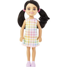 Poupée Barbie Chelsea, petite poupée aux cheveux noirs avec des couettes et des yeux marrons, portant une robe à carreaux amovible et des chaussu