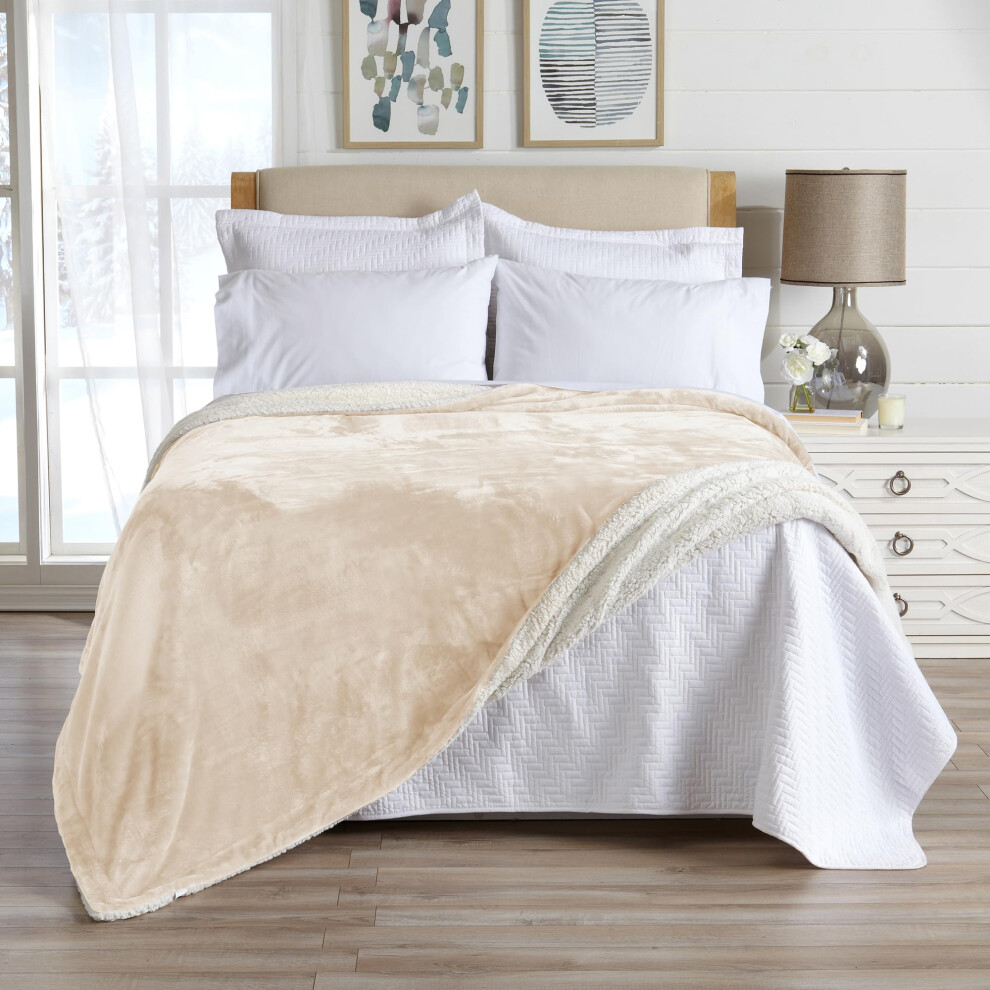 Plaid    pais en polaire sherpa et velours beige pour lit, fauteuil, canap    ou lit. Chaud, r   versible et doux. Kinsley Co.