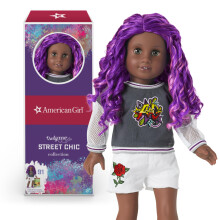 Mu   eca American Girl Truly Me de 18 pulgadas n.    91 con ojos grises, cabello morado y piel muy oscura con atuendo de grafiti. Para mayores de 6 a