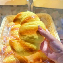 Großes Croissant Slow Rebound Pinch Dekompressions-Entlüftungsspielzeug Squishy Slow Rising