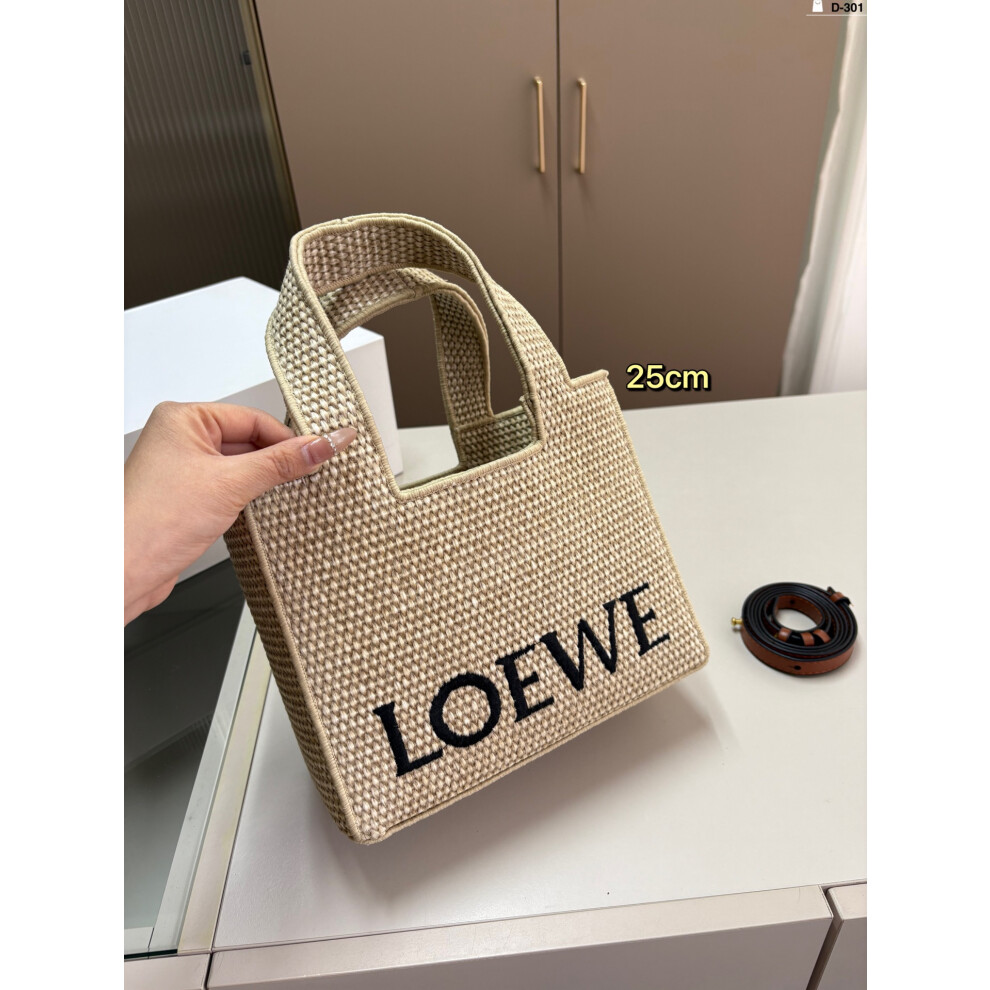 Women'S Straw Tote Bag, Luxurious And Stylish.