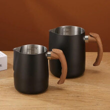 (black, 600ML) 600/900ML Milk Frothing Pitcher with Precise Scale Wooden Handle Dripless Spout Stainless Steel Latte Coffee Cup Coffeeware
