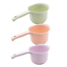(As show, One size) 3pcs Kitchen Long Handle Water Ladle Plastic Bathroom Bailer Water Scoop Home Accessories (Mixed Colors)