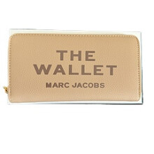 (Khaki) Holding a wallet clip in hand