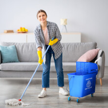HOMCOM 20L Compact Mop Bucket with Wringer on Wheels Blue
