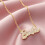 Barbie Colar com logotipo da Barbie Crystal Script (ouro) 2