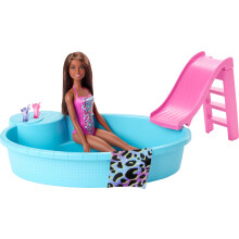 Barbie-nukke ja uima-allasleikkisetti, jossa on vaaleanpunaiset liukum   et, juomatarvikkeet ja pyyhe. Brunette-nukke kukkakuvioisessa uima-asussa.