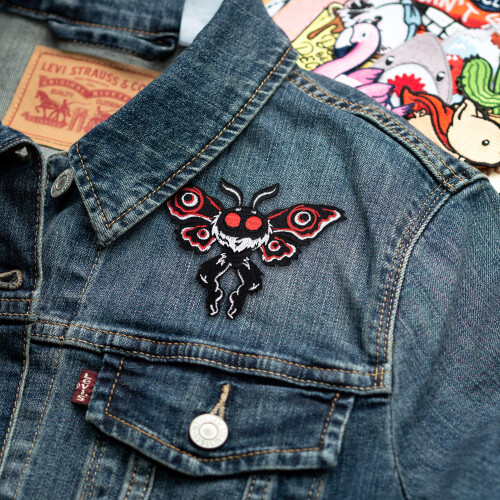 Winks For Days Mothman Cryptid Creature -brodeerattu silitysmerkki 1