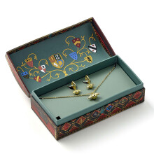 The Carat Shop - Harry Potter - Schmuck-Set Quidditch-Truhe, Halskette Goldener Schnatz und Huggy Creolen (Gold).