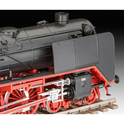 German BR01 Locomotive with T32 Tender 2