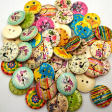 AKOAK 50 kusov 2-dierkov ch 20MM zmie an ch farebn ch dreven ch gomb kov v t le hod n na itie, scrapbooking a DIY remesl