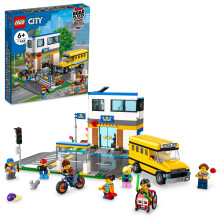 LEGO City School Day 60329 Zestaw budowlany; Zabawki w szkole z 2 postaciami w telewizji miejskiej dla dzieci w wieku 6 lat i wiecej (433 sztuki)