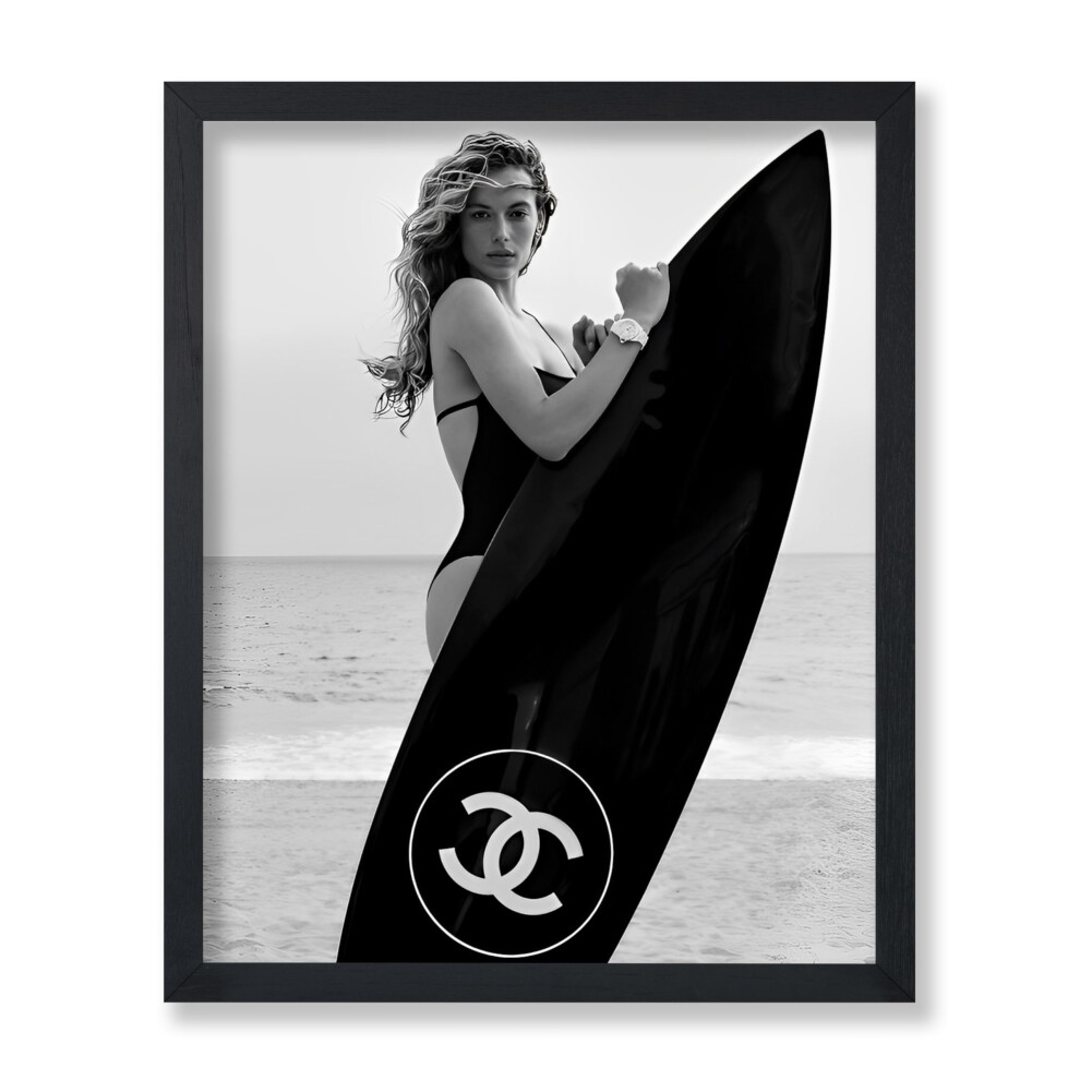 Poster Master - Affiche vintage - Impression mode - Cadeau pour ami artiste - Femme tenant une planche de surf noire - Marque de luxe f   ministe -