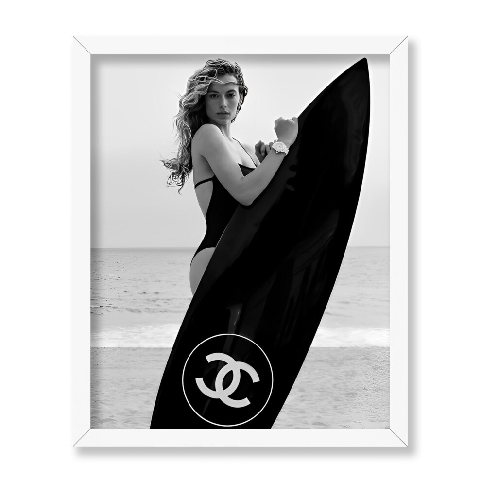 Poster Master - Affiche vintage - Impression mode - Cadeau pour ami artiste - Femme tenant une planche de surf noire - Marque de luxe f   ministe -
