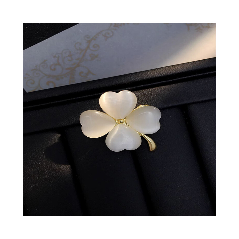 Lucky four-leaf clover brooch exquisite corsage pin accessories Christmas Birthday Mother's Day, Valentine's Day, Wedding anniversary