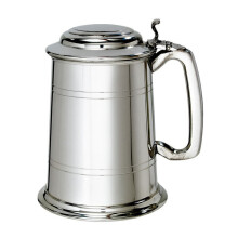 Lidded one pint pewter tankard