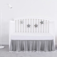 Jupe de Lit de Berceau Grise Plissée avec Pompoms Blancs, Dust Ruffle pour Garçons, 14" de Chute