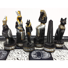 Egyptiläinen Anubis musta ja hopea miesten shakkisetti kultaisilla korosteilla - EI lautaa