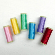 WonderFil Sue Daley Designs Brights Specialty Threads 6 x 273yd spoelen 2-laags 80wt Cottonized Zacht Polyester Zijdeachtig Draad Fijn Naaien English