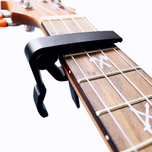 Capotraste WINGO Pro para Ukulele Soprano Concert Barítono, Preto.