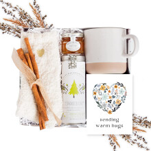 Unboxme Tea Lover's gavekurv - Beroligende selvplejeboks med fluffy sokker Keramisk krus chai te honning og kanel. Perfekt selvpleje eller f? god