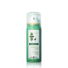 Shampoo secco Klorane all'ortica per capelli e cuoio capelluto grassi. Regola la produzione di sebo. Senza parabeni e solfati. Formato da viaggio