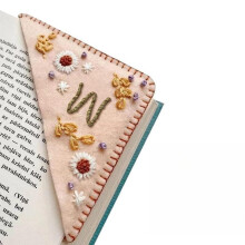 MOTEERLLU Marcador de Página Personalizado, Triângulo em Feltro Bordado à Mão, Original com Flores e Letras