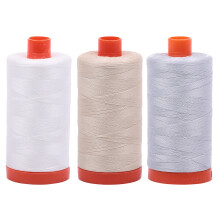 Bundel Aurifil 50wt Egyptisch katoenen garen, grote spoelen van 1422 meter met en zonder Aurifil lege garendoos, 12 spoelcapaciteit (3 spoelenbundels