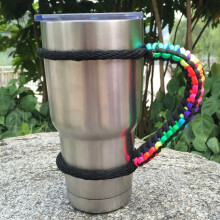H?ndlavet Paracord-h?ndtag til Yeti/Rtic/Ozark Trail Rambler 30 Oz Tumbler.(Farverig/sort)