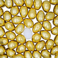 Set van 48 plastic eieren: 47 in glinsterend goud en 1 verrassingswit ei
