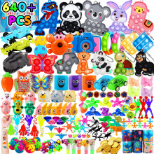Kiss Monkey 640 PCS Prijsschatkist Speelgoed voor in de klas Feestartikelen voor kinderen Fidget-speelgoed Bulk Goodie Bags Stuffers voor kinderen Ve