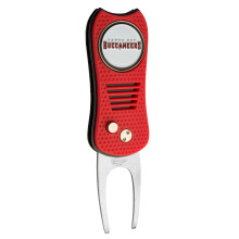 Team Golf NFL Tampa Bay Buccaneers Switchblade Divot Tool met dubbelzijdige magnetische balmarker Kenmerken gepatenteerd enkelvoudig puntig ontwerp ve