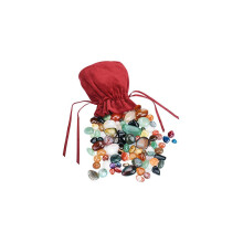 Belles pierres naturelles de différentes tailles élégantes dans un sac en tissu rouge, idéales pour les enfants,
