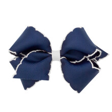 Wee Ones-pigers Grosgrain-h?rsl?jfe med kontrasterende Moonstitch-kant og indpakning p? et WeeStay-h?rklemme King Navy med hvid