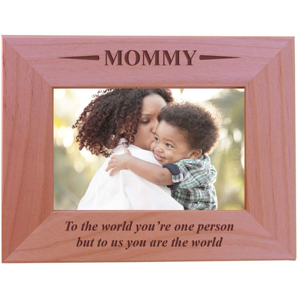 CustomGiftsNow Mommy - Pour le monde, tu es une personne, mais pour nous, tu es le monde - Cadre photo en bois grav    (4x6 horizontal)