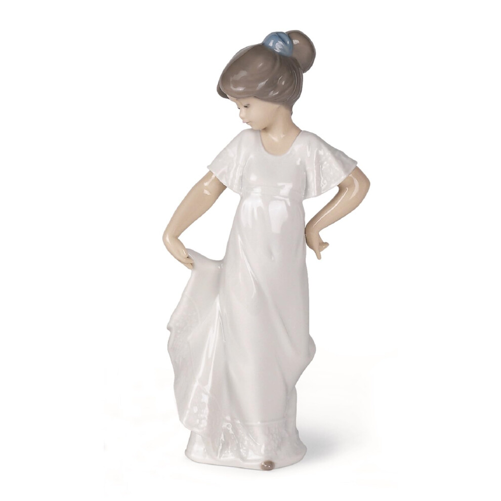 NAO, quelle beaut    ! Figurine de fille en porcelaine.
