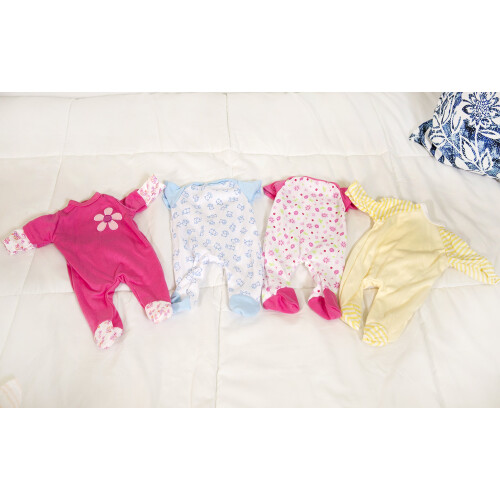 Constructive Playthings GAN-605 Ensemble de 4 Pyjamas pour Poupées de 30 à 35 cm, Lavables en Machine 1