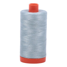Fio de Algodo Aurifil Mako Slido 50wt 1422yds Cinza Brilhante Azul