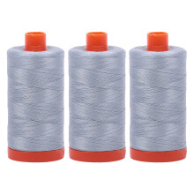 Paketti 3 suurta 1422 pihapuolaa Aurifil 50wt egyptiläistä puuvillaa langan väri: Artic Sky nro A1050-2612