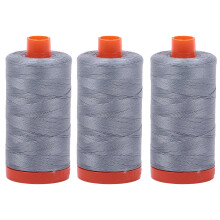 Bndel mit 3 groen 1422-Yard-Spulen Aurifil 50 WT gyptischer Baumwollfaden, Farbe: Hellblaugrau Nr. A1050-2610
