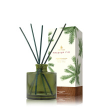 Thymes Petite Frasier Spar Diffuser - Huisgeurverspreiderset bevat rietverspreiderstokjes geurolie en groene glazen fles olieverspreider (4 fl oz)