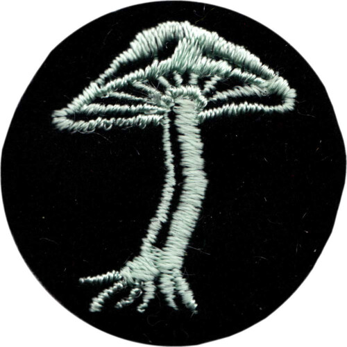 Svamp - Lysegr?n i rund sort cirkel - Broderet jern p? patch